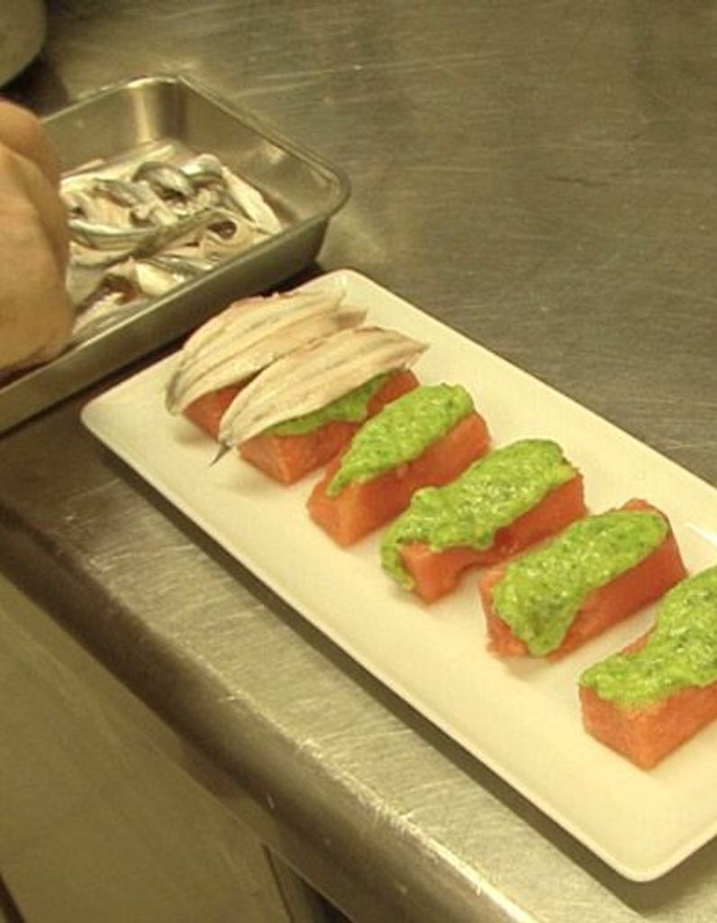 Video Des Tapas De Pasteque A L Huile De Roquette Et Anchois Avec Le Chef Alberto Herraiz Elle A Table