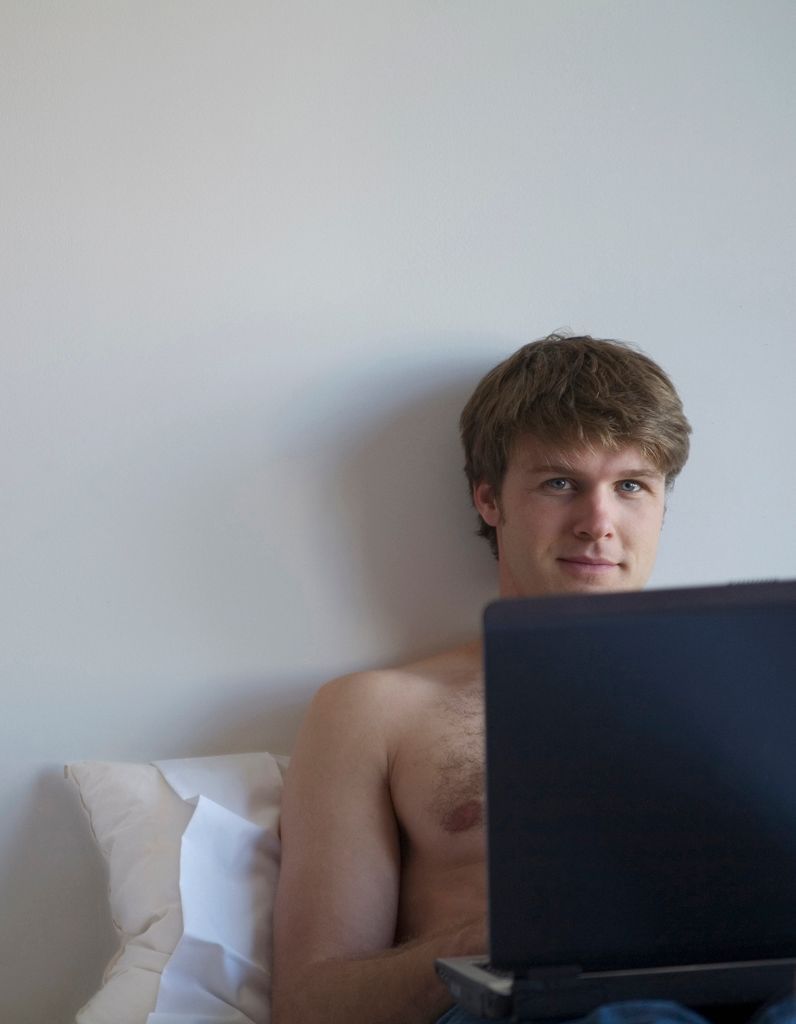 Les hommes regardent entre 40 et 120 minutes de porno par semaine