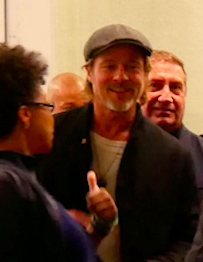 Brad Pitt Souriant Alors Qu On Le Dit En Couple Avec Charlize Theron La Photo Tant Attendue Elle