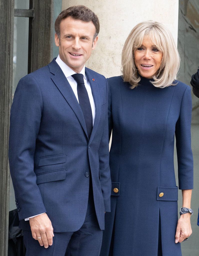 Photo De Famille Brigitte Macron Emmanuel et Brigitte Macron en vacances : leur dîner en famille au Lavandou  - Elle