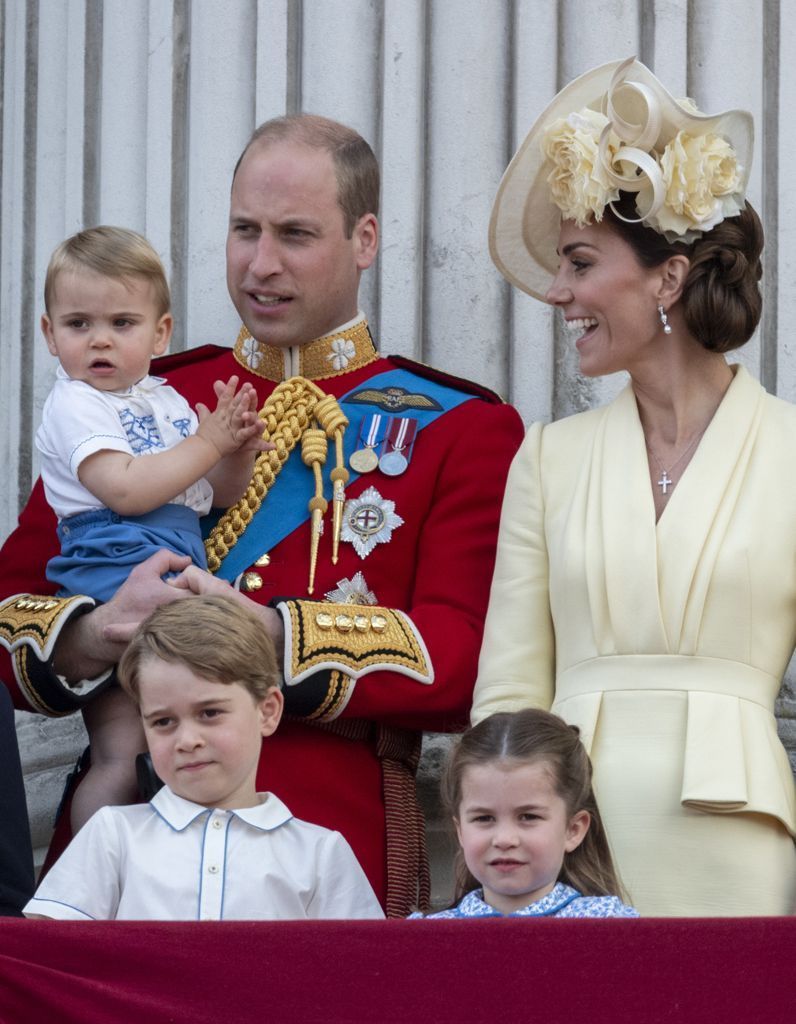 Kate Et William Apercus A Bord D Un Vol Low Cost Avec Leurs Trois Enfants Elle