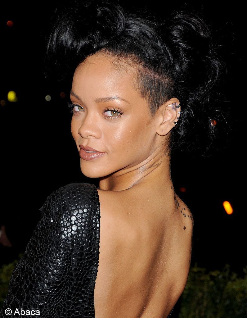 Rihanna Elle Offre Un Gateau En Forme De Poitrine A Adele Elle