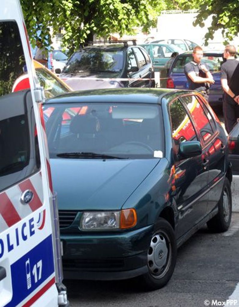 bebe devant voiture