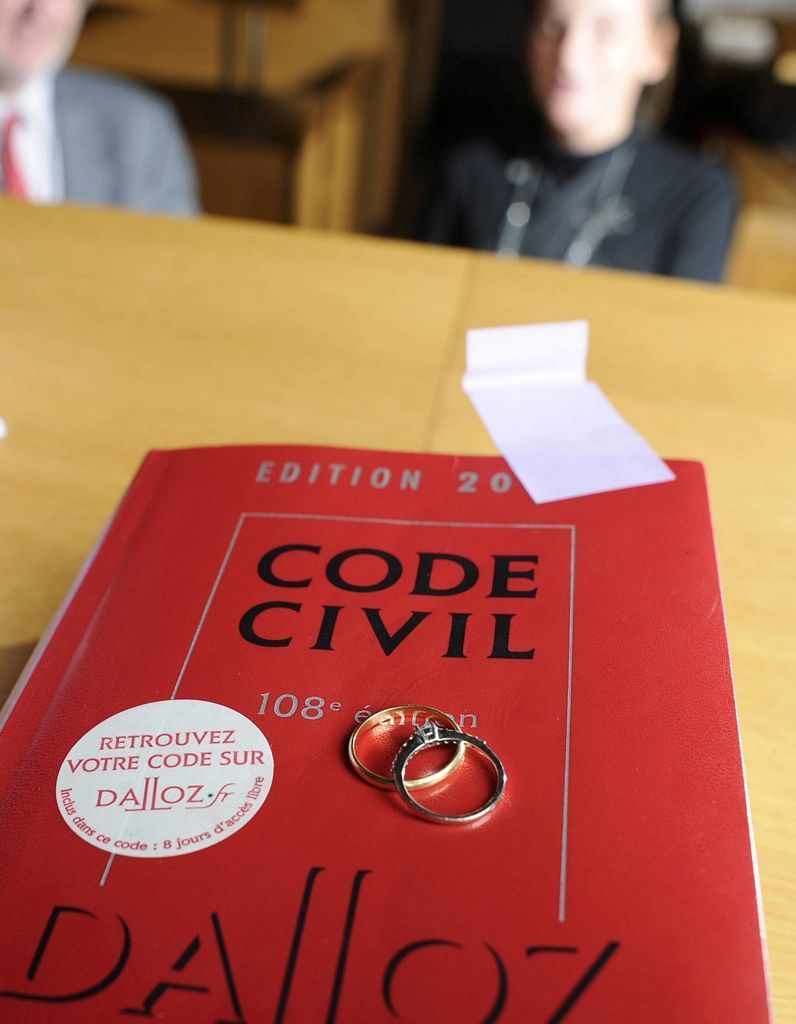 Mariage Gay Pere Et Mere Restent Dans Le Code Civil Elle