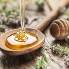 Éclaircissant naturel pour cheveux : le miel
