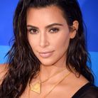 Les cheveux effet mouillé de Kim Kardashian