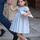 Charlotte arbore une raie au milieu et un serre-tête bleu pour le baptême de son petit frère Louis, le 09 juillet 2018.