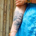 Tatouage fleur sur le bras 