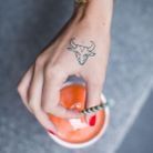 Tatouage signe astrologique taureau main