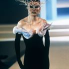 La maquillage gold et accessoire 3D Haute Couture automne hiver 1999   2000
