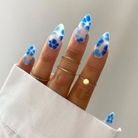 Nail art avec fleurs bleu