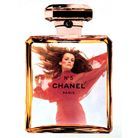 Chanel N°5 incarné par le mannequin Jean Shrimpton en 1971, photographié par Helmut Newton
