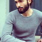 Homme barbu assis