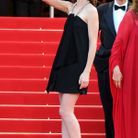 Charlotte Gainsbourg monte les marches du Palais des festivals en robe courte élégante