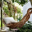On adopte le hamac tressé pour créer un espace zen dans le jardin