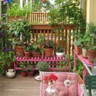 Jardin avec des bancs pour un mini balcon