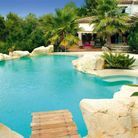 Créez un décor paradisiaque autour de la piscine