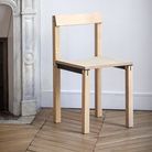 Adopter la chaise minimaliste en bois clair  