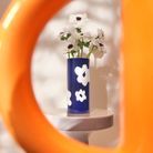 Vase bleu à motif fleuri