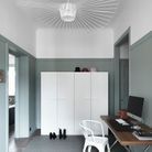 La suspension Vertigo blanche dans un bureau aux murs bicolores