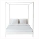 Un lit baldaquin en bois blanc