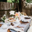 Une décoration de table d'été tendance qui mixe le cuivre, le lin et le bois