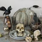 Une déco de table Halloween avec tête de mort gold