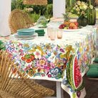 Installez une nappe fleurie sur votre table champêtre 