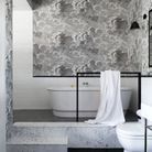 Une salle de bains grise avec papier peint