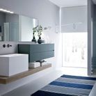 Une salle de bains design qui décline le bleu