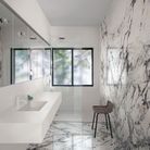 Une salle de bains design en marbre