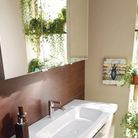 Idée déco de salle bains : un mur végétal