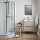 Une salle de bains Castorama qui adopte la douche courbée