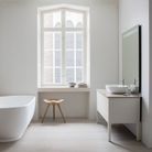 Jouer la carte du minimalisme pour une salle de bains zen