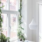 Végétaliser son intérieur sans perdre de place en optant pour des plantes grimpantes qui encadrent la fenêtre