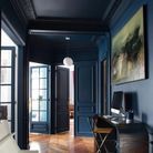 Un plafond et des murs bleu nuit pour un couloir sophistiqué