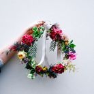 Confectionner une couronne de fleurs fraîches