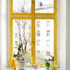 Apporter de la personnalité à un mur blanc en peignant les encadrements de fenêtre ou de porte dans une autre couleur