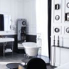 Du blanc et noir dans la salle de bains façon châtelain contemporain 