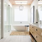 Une salle de bains de chalet scandinave