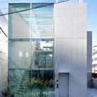 Une maison en verre à l'aspect futuriste