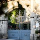 L'entrée de la propriété, située sur les hauteurs du hameau de Monteil, a conservé son vieux portail en fer forgé.