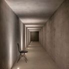Un couloir en béton brut au sous-sol