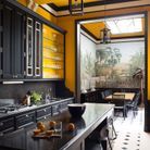 Une cuisine jaune et noire