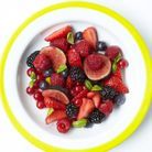 Recette minceur rapide : salade de fruits rouges et noirs au basilic