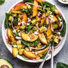 Salade healthy épinards, pêche, avocat