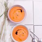 Soupe glacée de tomates marinées à l'ail et aux aromates