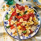 Salade de farfalle au prosciutto, tomates, basilic et légumes grillés