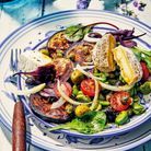Salade gozitaine, fromage de chèvre et fèves à l’ail