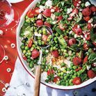 Salade sucrée-salée aux fruits rouges, petits pois, feta et menthe